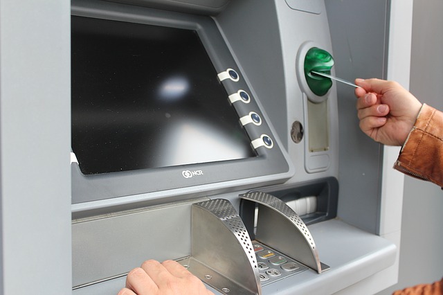 Karta v bankomate