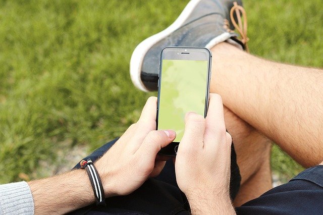 Kvôli hre v mobile vyhnal z domu ženu